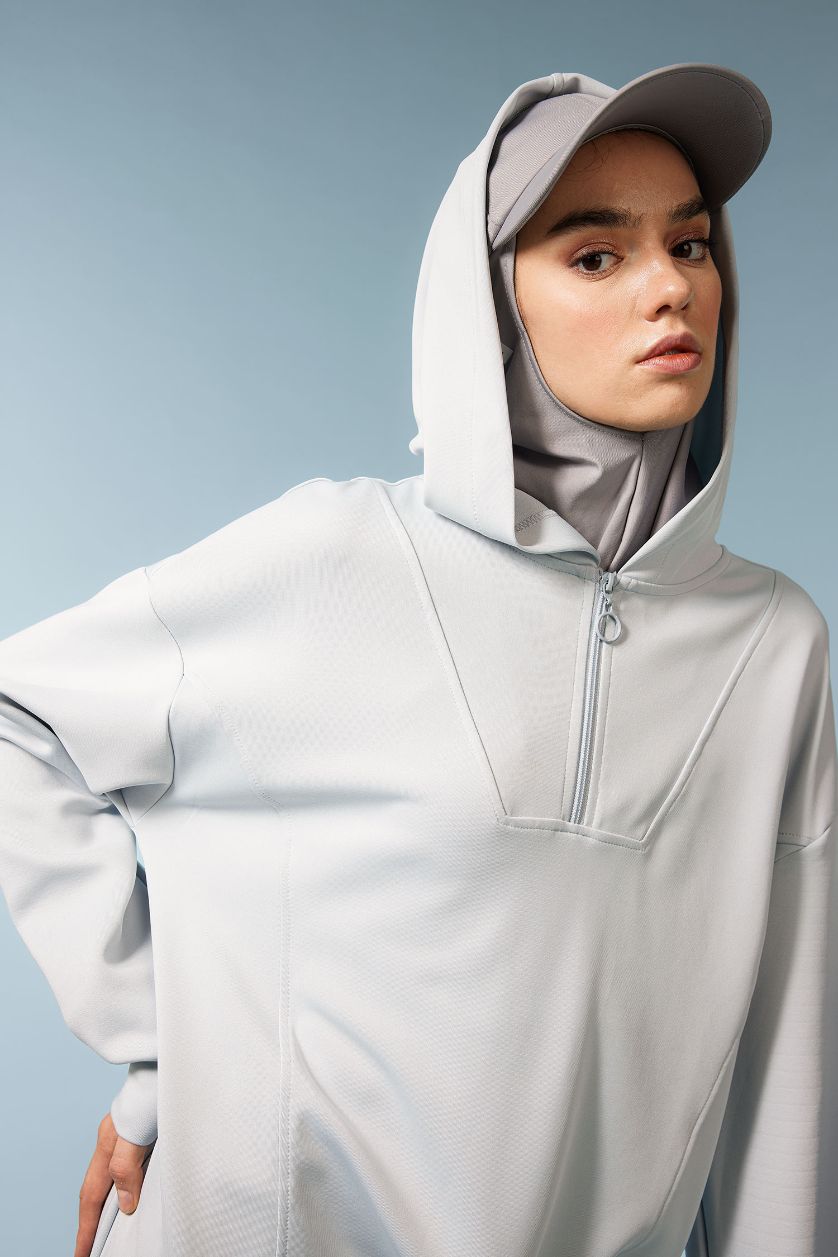 حريمي رمادي فاتح سويت شيرت رياضي بطبعة شعار قصة طويلة