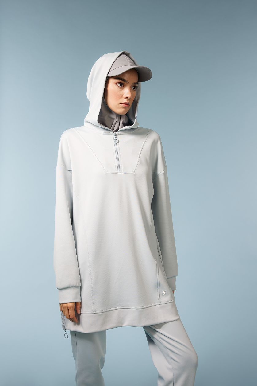 حريمي رمادي فاتح سويت شيرت رياضي بطبعة شعار قصة طويلة