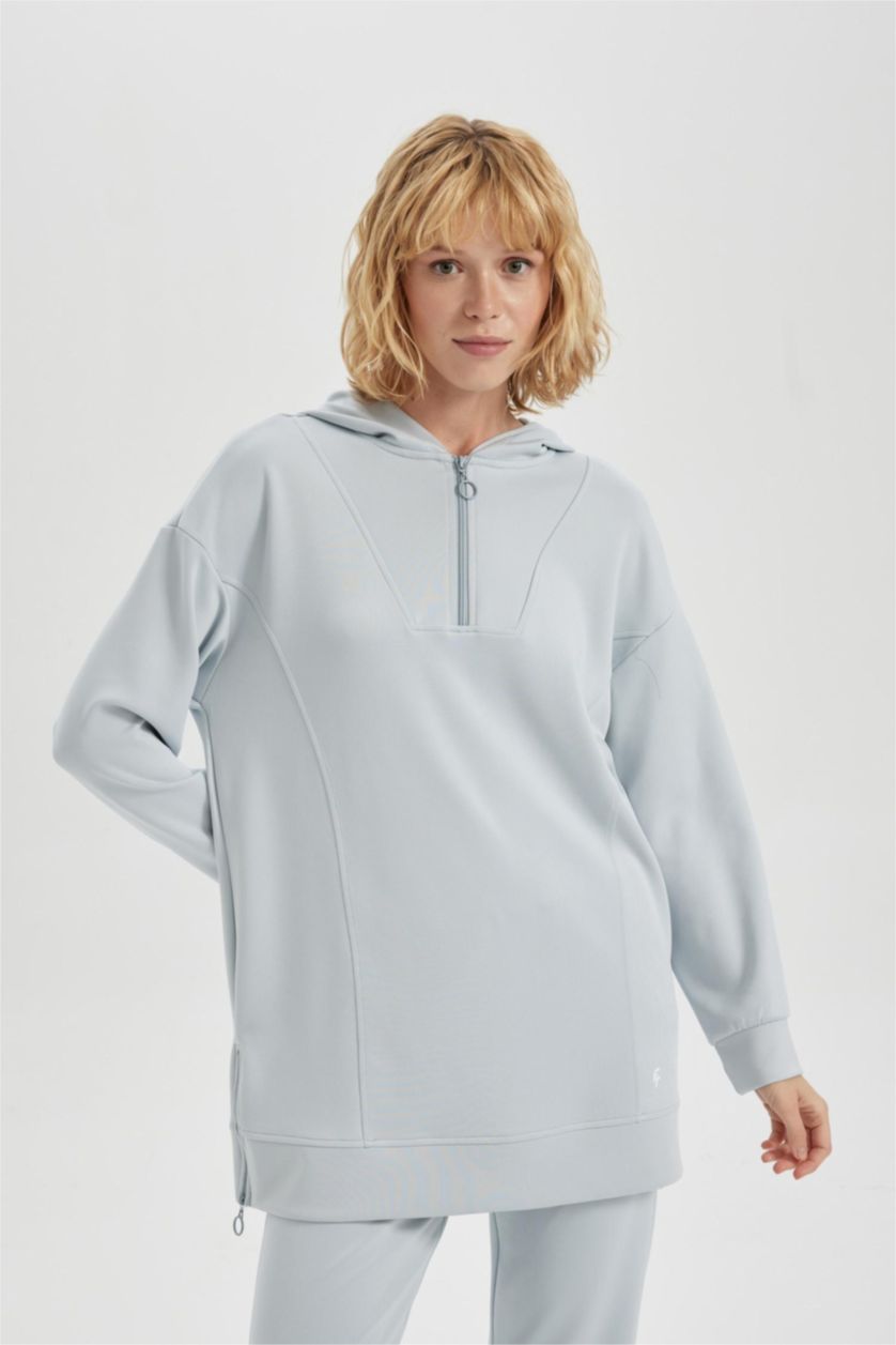 حريمي رمادي فاتح سويت شيرت رياضي بطبعة شعار قصة طويلة