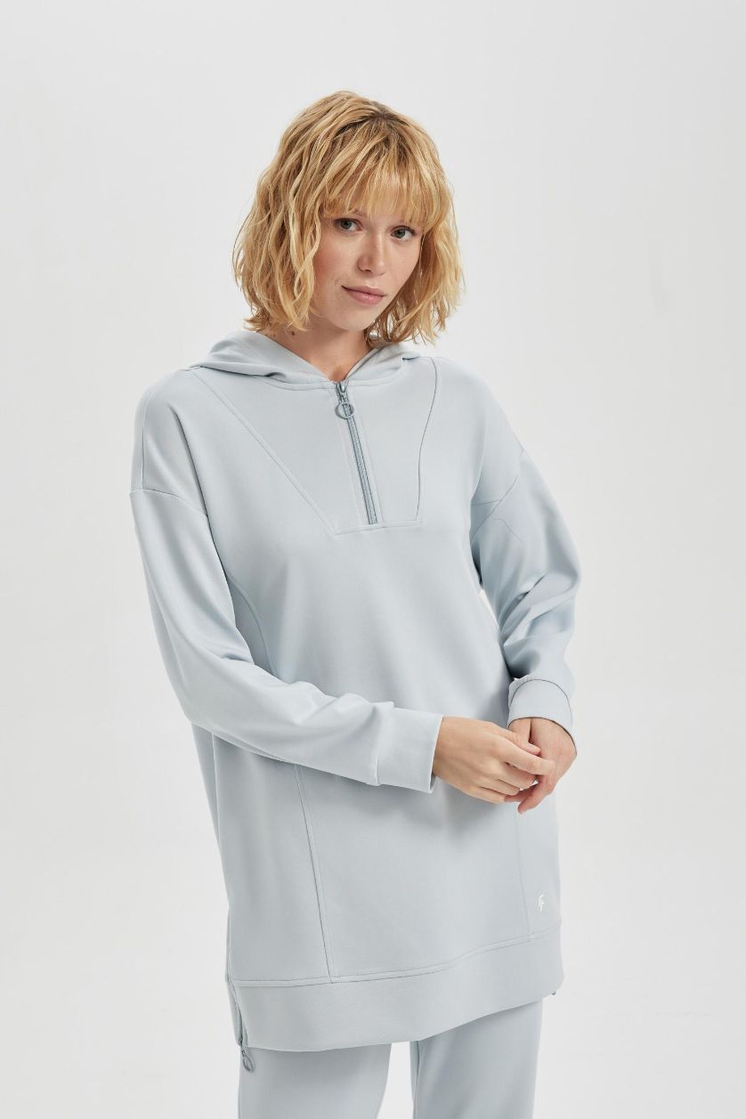 حريمي رمادي فاتح سويت شيرت رياضي بطبعة شعار قصة طويلة