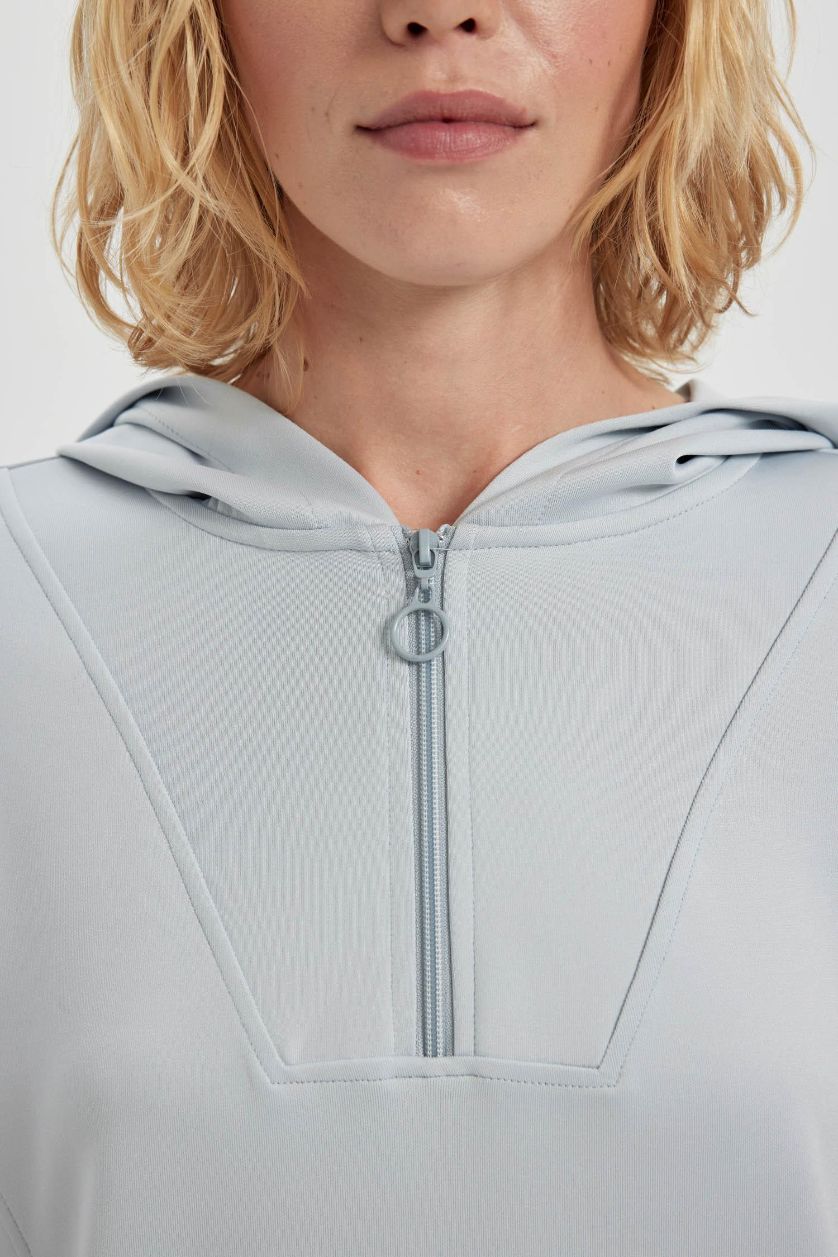 حريمي رمادي فاتح سويت شيرت رياضي بطبعة شعار قصة طويلة