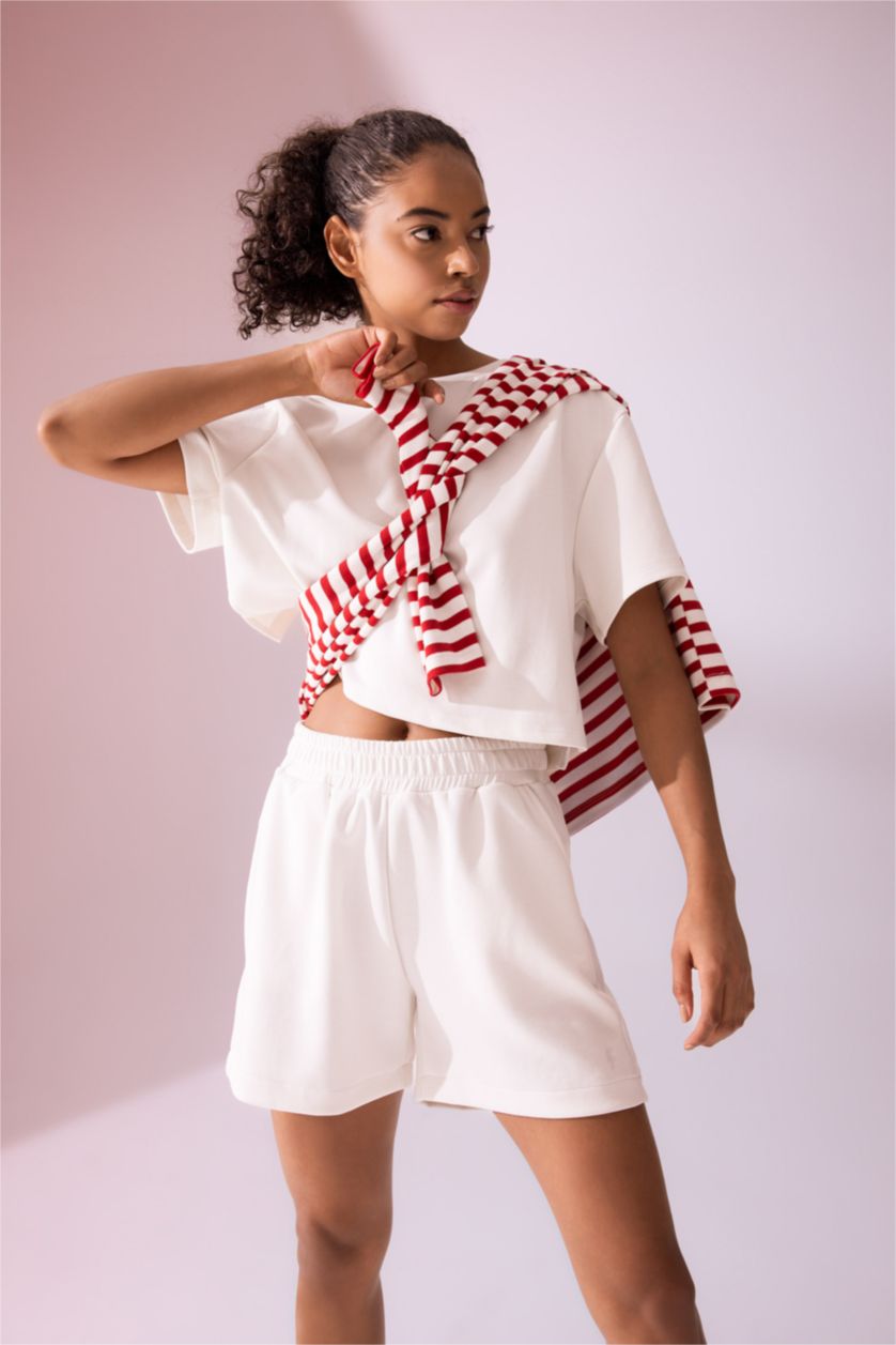 Kadın Ekru Standart Fıt Şort