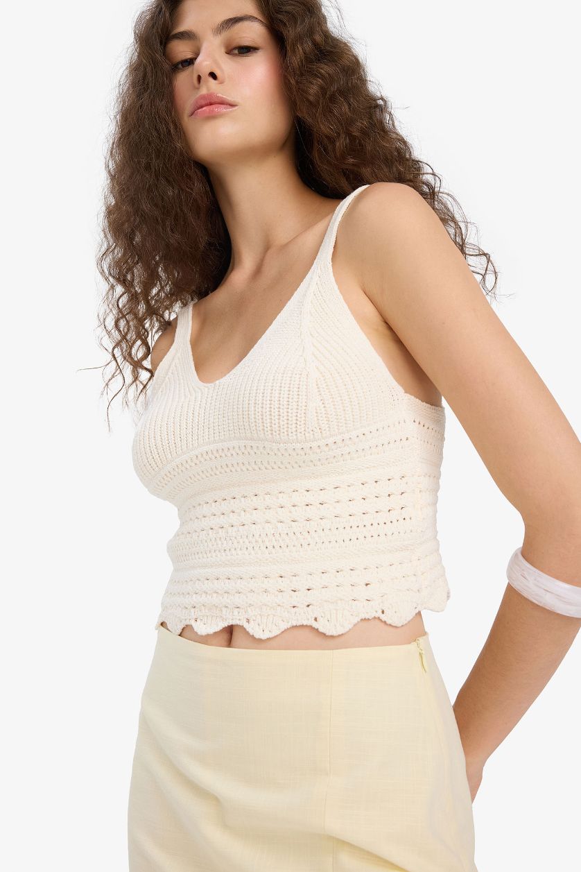 Kadın Ekru Slim Fit Dar Kesim V Yaka Örgü Triko Atlet