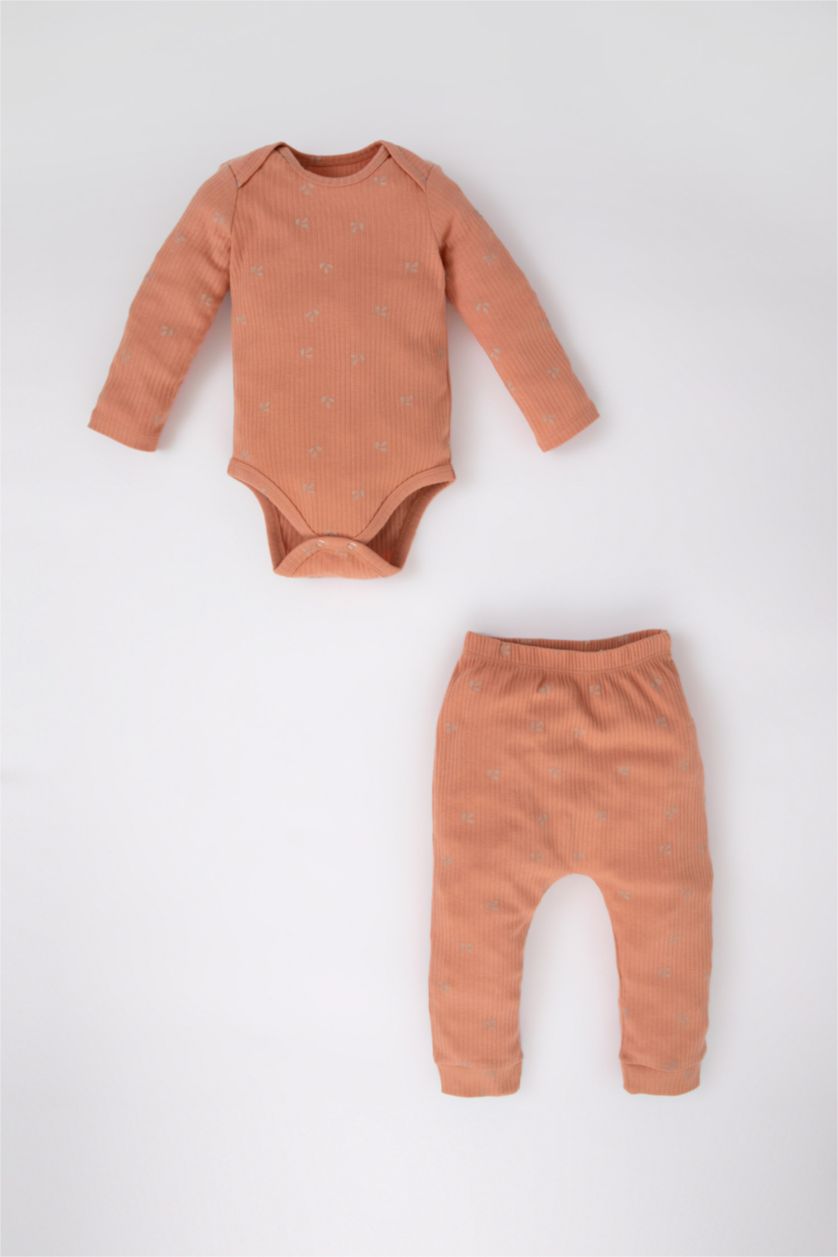 طفلة صغيرة بني فاتح طقم بيبي بناتي سالوبيت وبنطلون مضلع قصة عادية - قطعتين