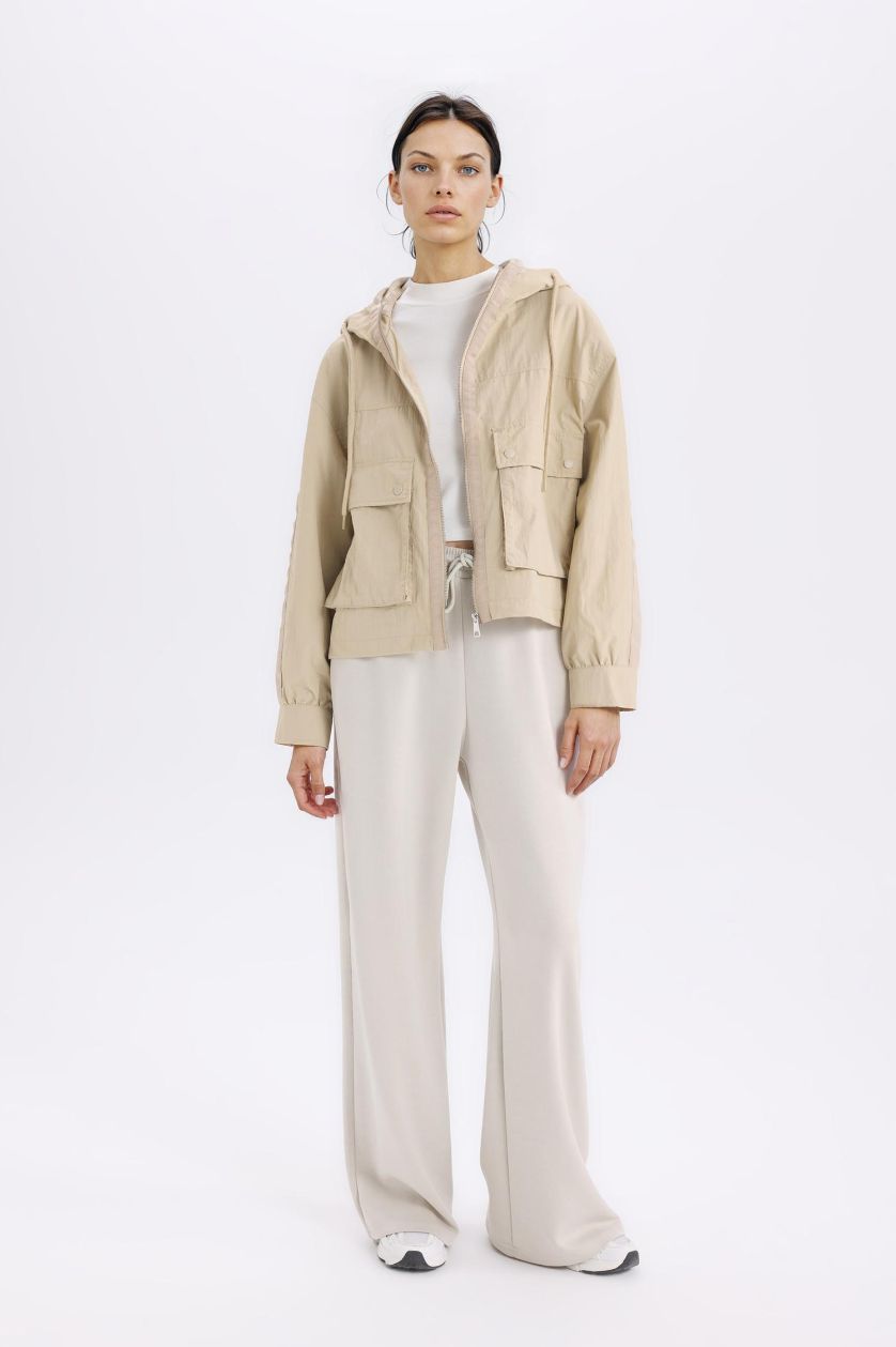 FEMME Beige Jacket à capuche oversize imperméable léger et fermeture zip