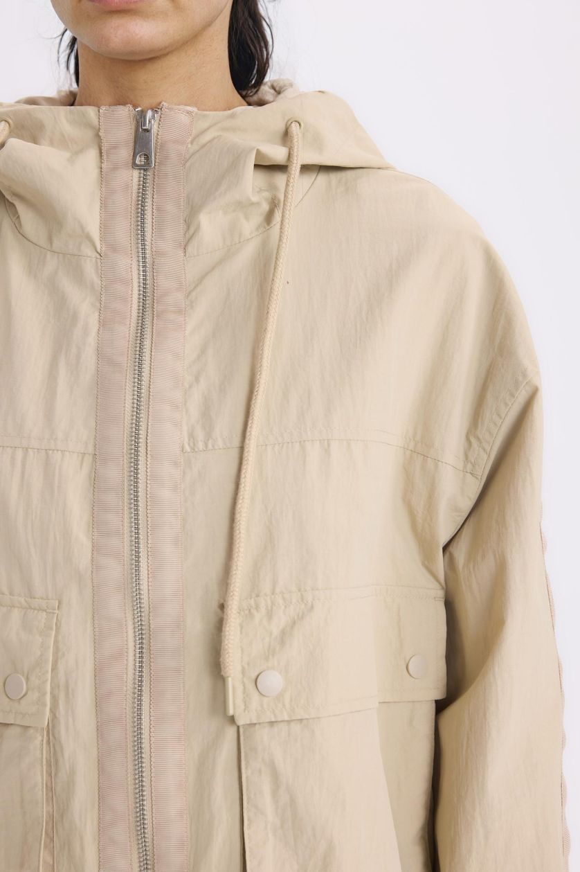 FEMME Beige Jacket à capuche oversize imperméable léger et fermeture zip