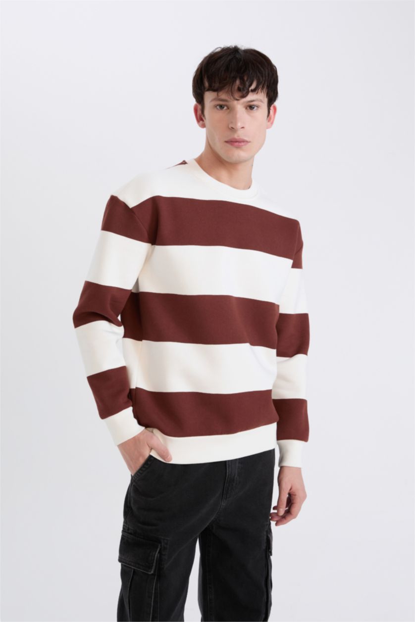 رجال بني سويت شيرت مخطط أوفر سايز بياخة مستديرة