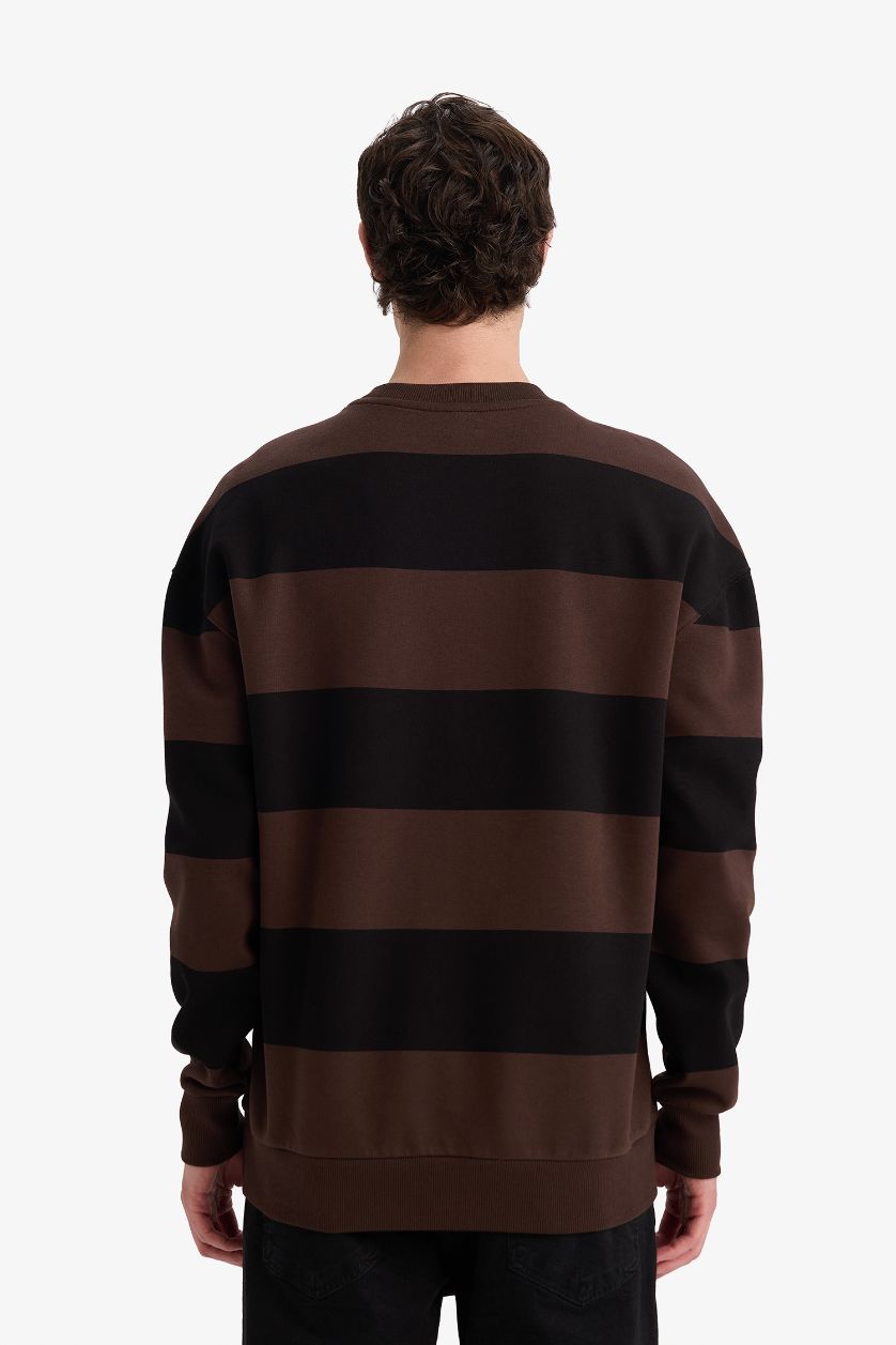 رجالي بني سويت شيرت مخطط اوفر سايز برقبة مستديرة