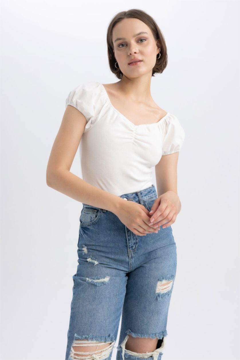 حريمي اوف وايت تي شيرت نص كم مضلع بكتف مفتوح