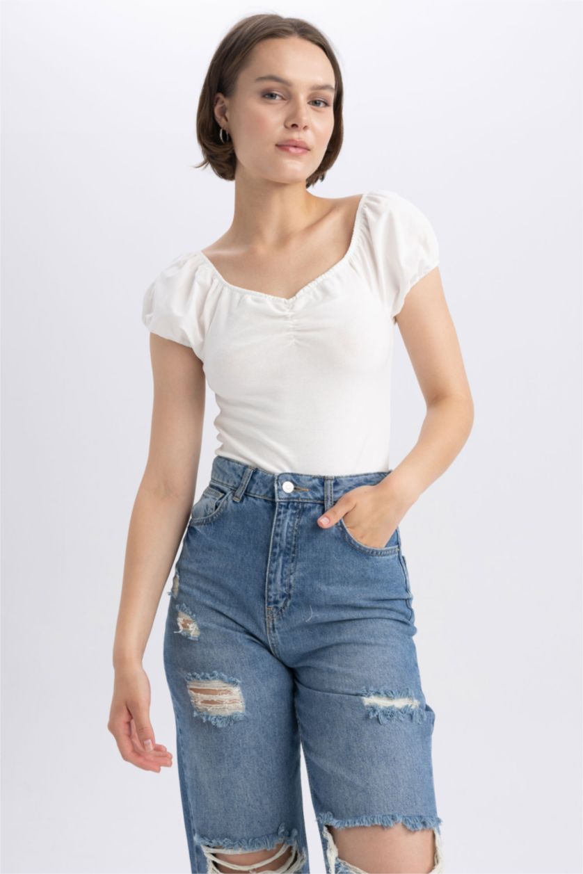 حريمي اوف وايت تي شيرت نص كم مضلع بكتف مفتوح