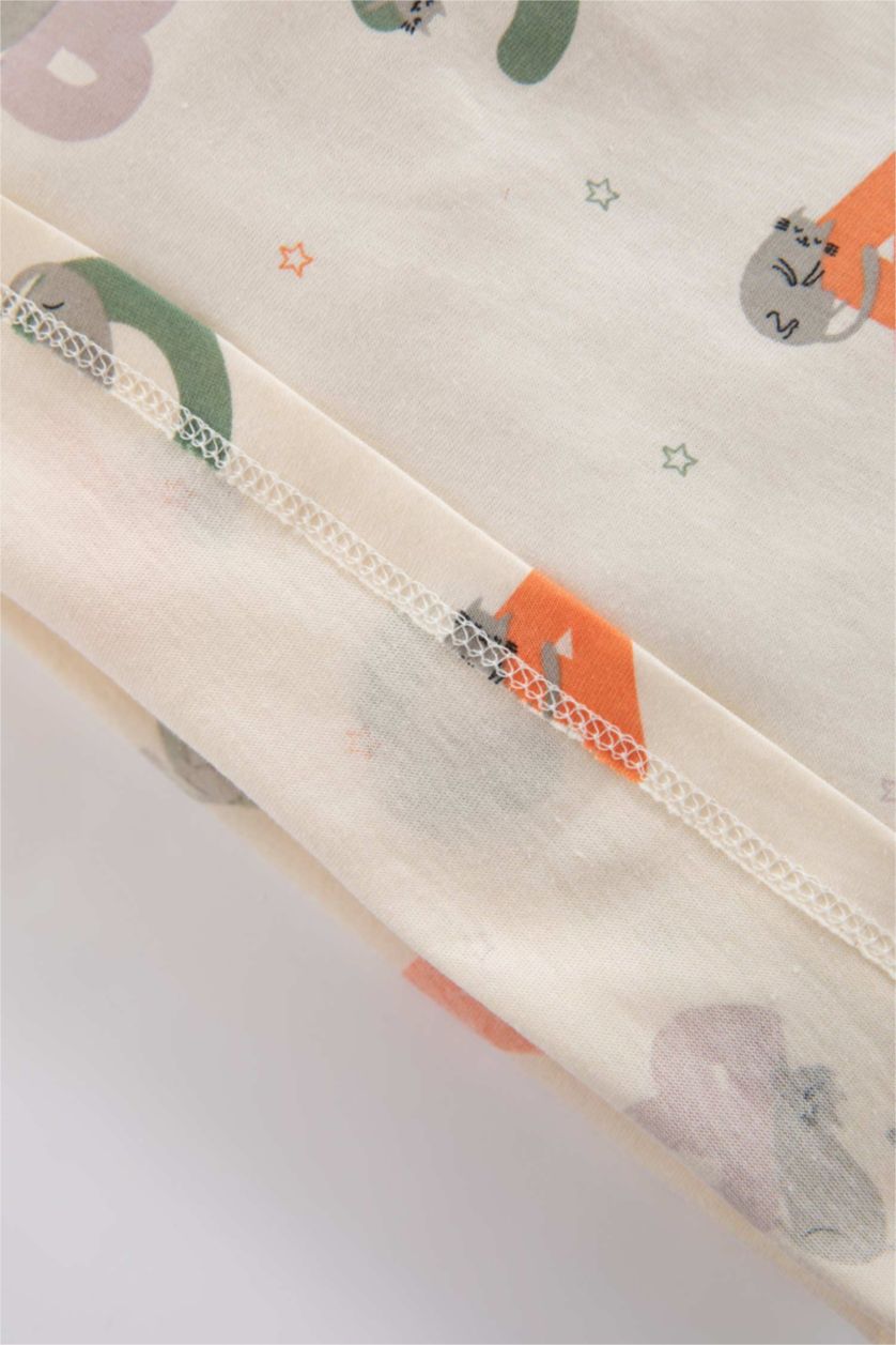 طفلة صغيرة بيج فاتح سيت بيجاما بناتي بطبعة شعار ممشط - 4 قطع