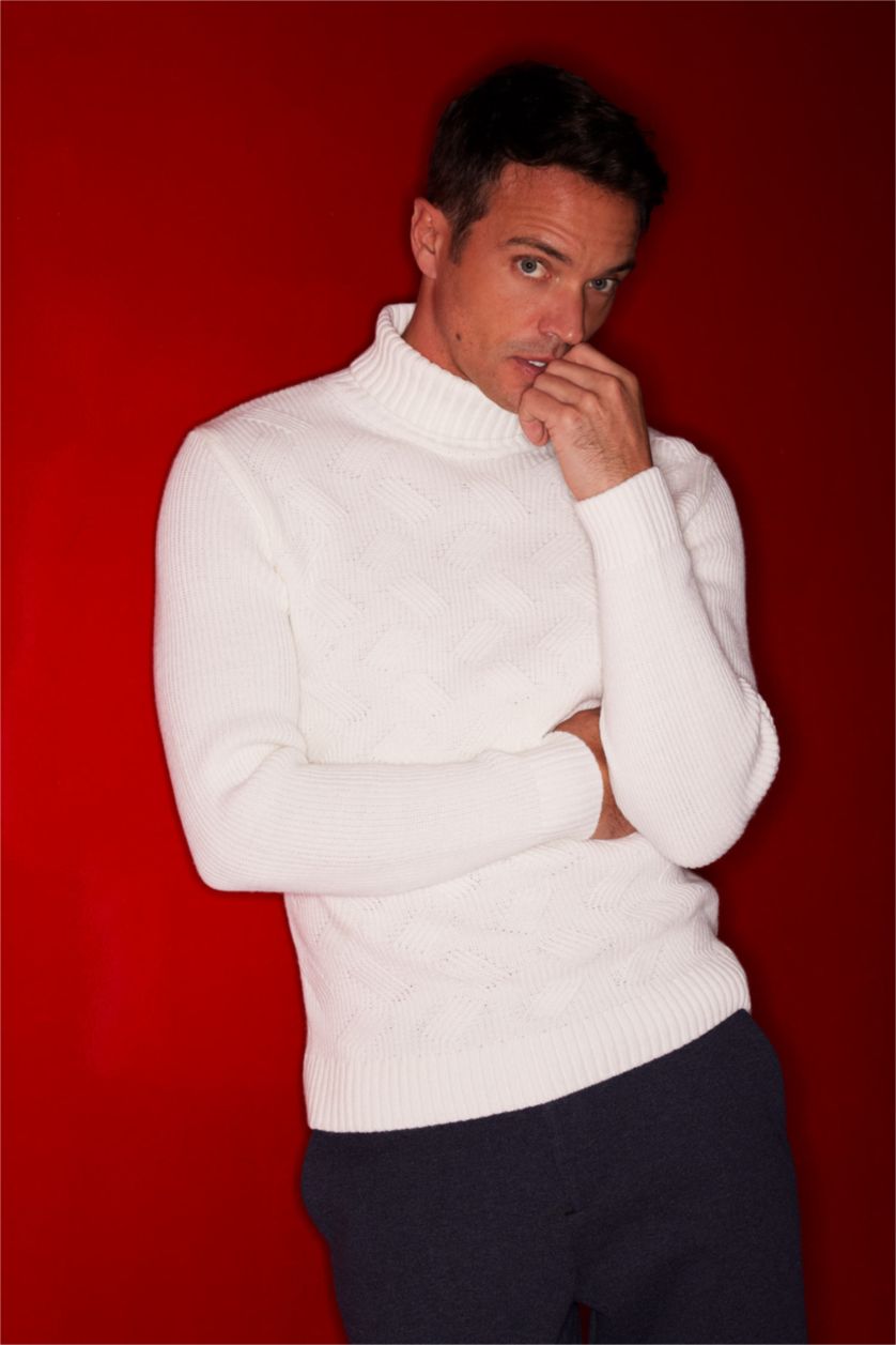 MAN White White Standard Fit Basic Knitwear Pullover