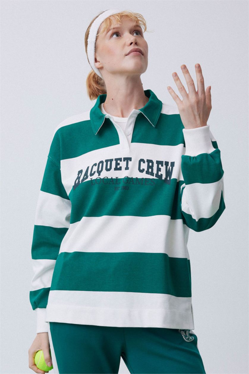 حريمي بيج فاتح سويت شيرت بطبعة شعار اوفر سايز بياقة بولو