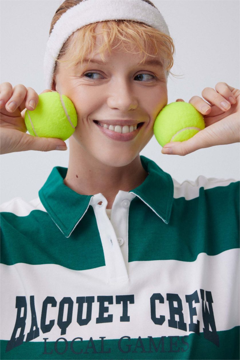 حريمي بيج فاتح سويت شيرت بطبعة شعار اوفر سايز بياقة بولو