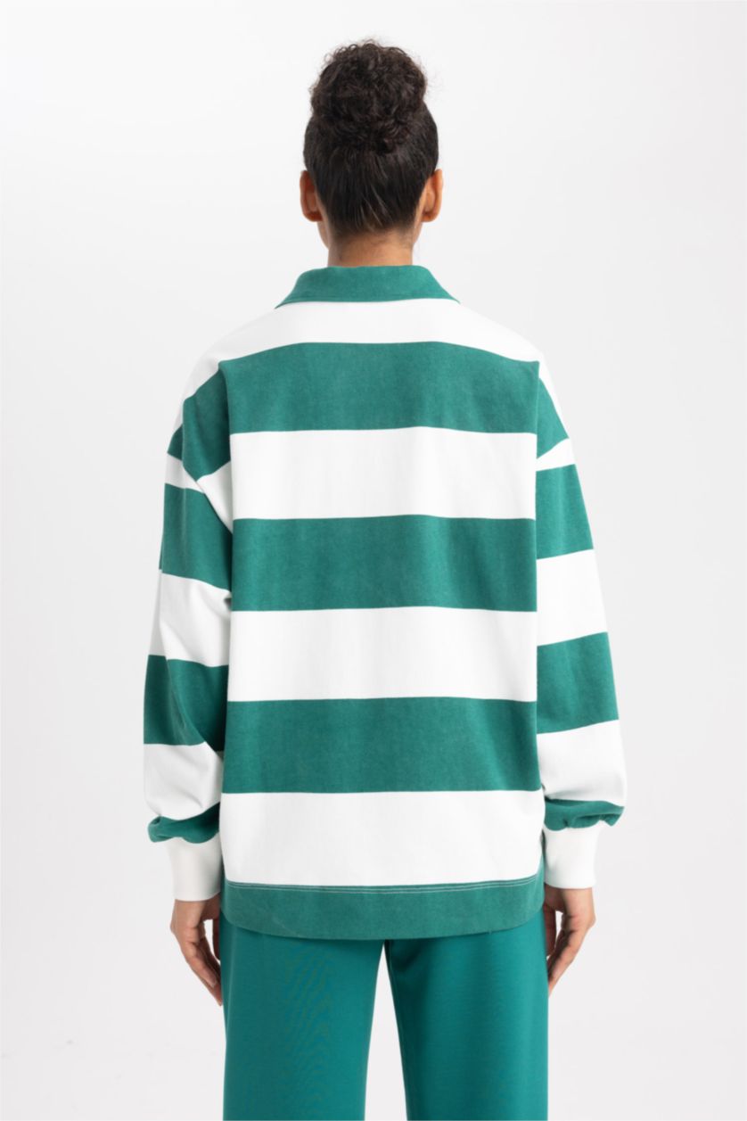 حريمي بيج فاتح سويت شيرت بطبعة شعار اوفر سايز بياقة بولو