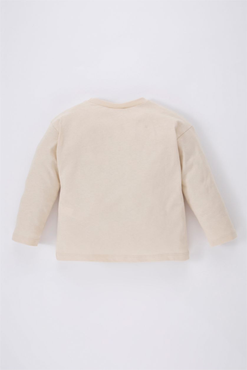 طفل صغير حجري فاتح تيشيرت كم طويل اولادي قصة عادية