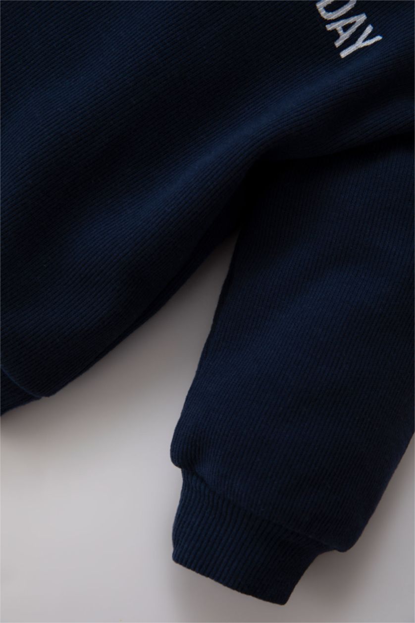 طفل صغير كحلي طقم اولادي بطبعة شعار سويت شيرت و بنطلون بقصة عادية - قطعتين