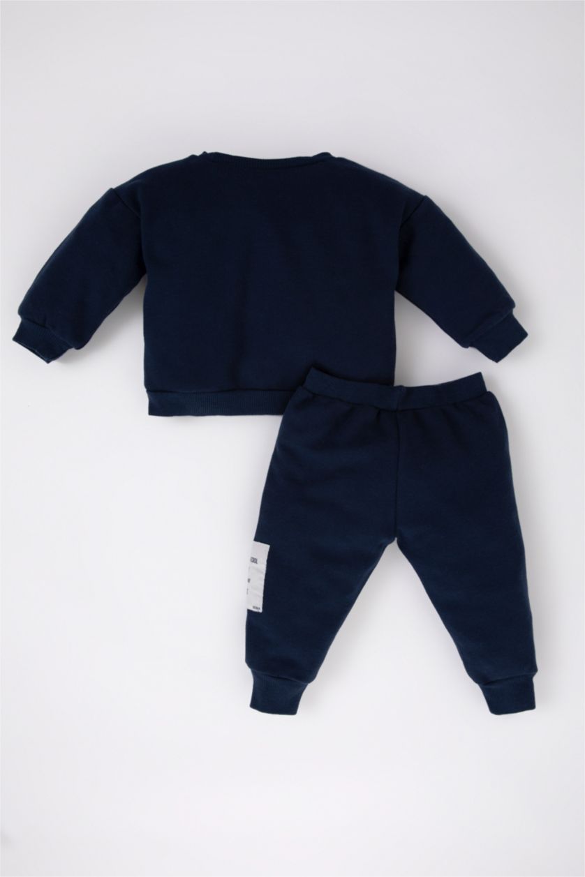 طفل صغير كحلي طقم اولادي بطبعة شعار سويت شيرت و بنطلون بقصة عادية - قطعتين