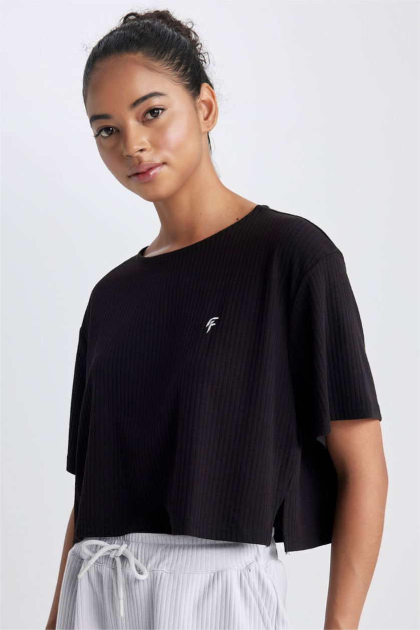 Woman Black Crop Ribana Short Sleeve T-Shirt