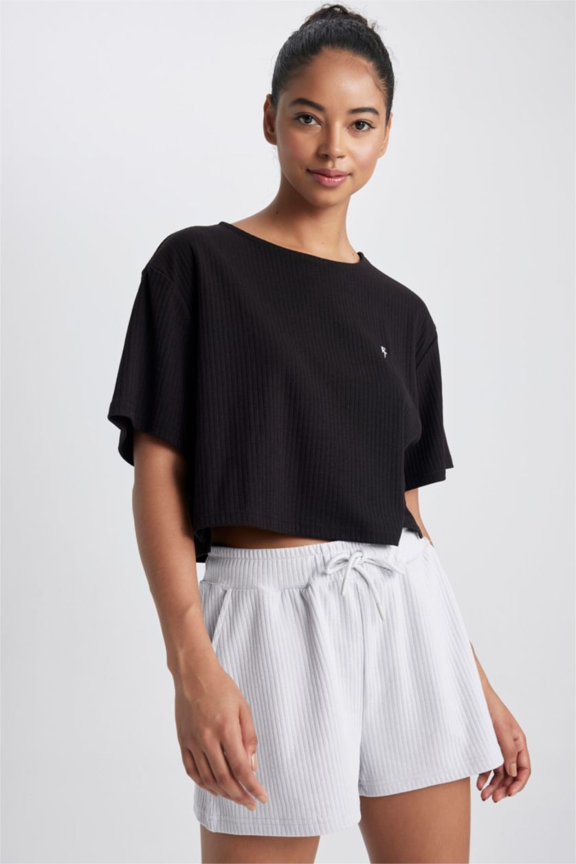 Woman Black Crop Ribana Short Sleeve T-Shirt