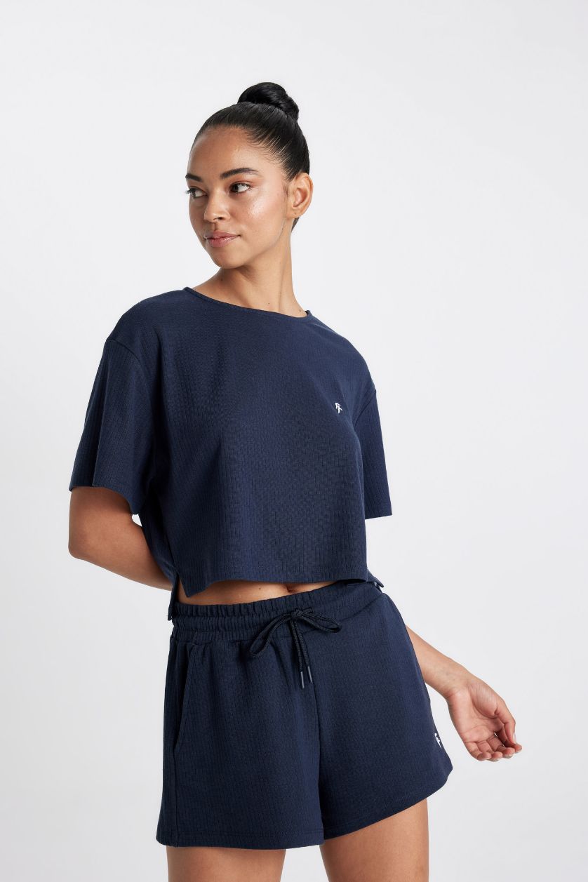 حريمي كحلي تيشيرت نص كم كروب مضلع برقبة مستديرة من DeFactoFit