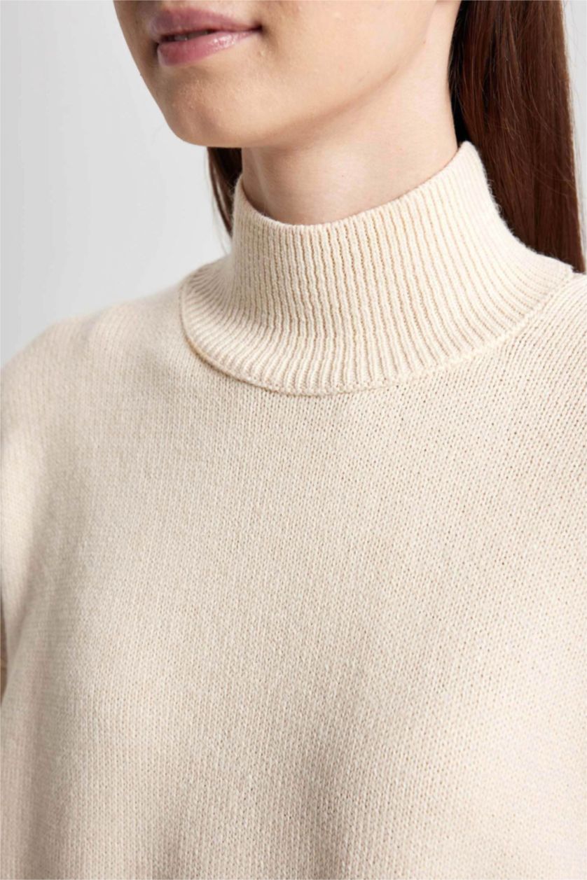 حريمي بيج فاتح تونيك قصة عادية بياقة عالية