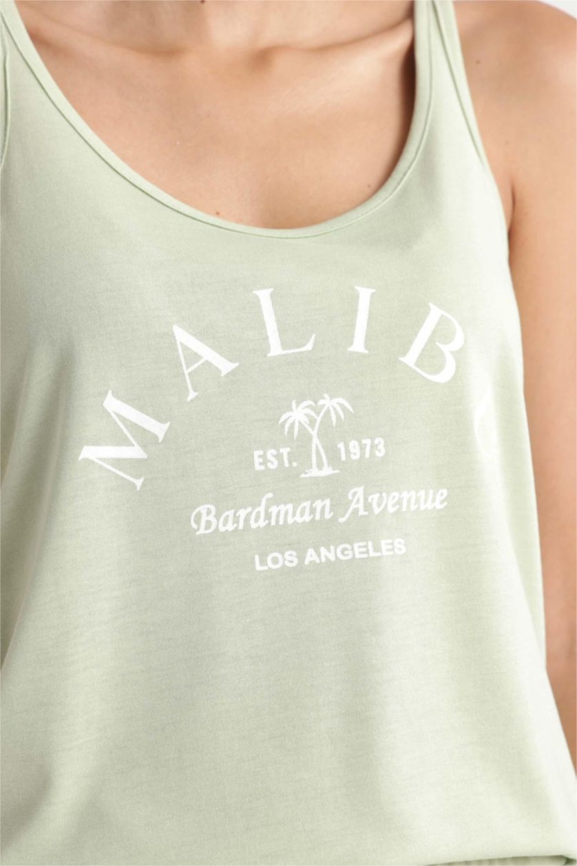 حريمي أخضر فاتح أندر شيرت بقصة عادية برقبة مستديرة