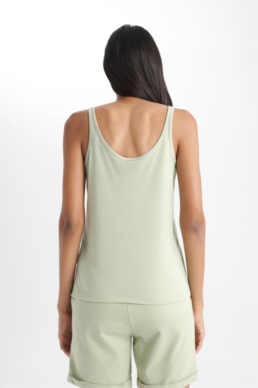 حريمي أخضر فاتح أندر شيرت بقصة عادية برقبة مستديرة