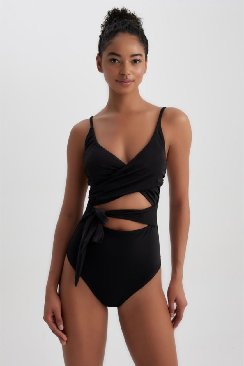 نساء أسود مايوه بحر قصة A