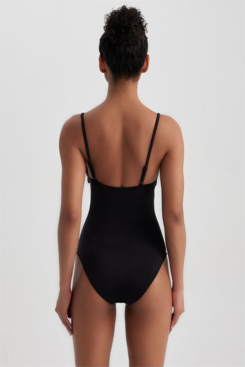 نساء أسود مايوه بحر قصة A