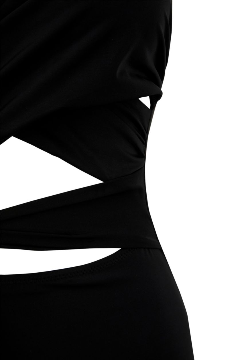 نساء أسود مايوه بحر قصة A