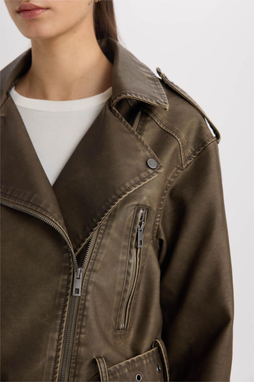 Kadın Kahve Relax Fit Kruvaze Yaka Kemerli Fermuarlı Suni Deri Ceket Mont