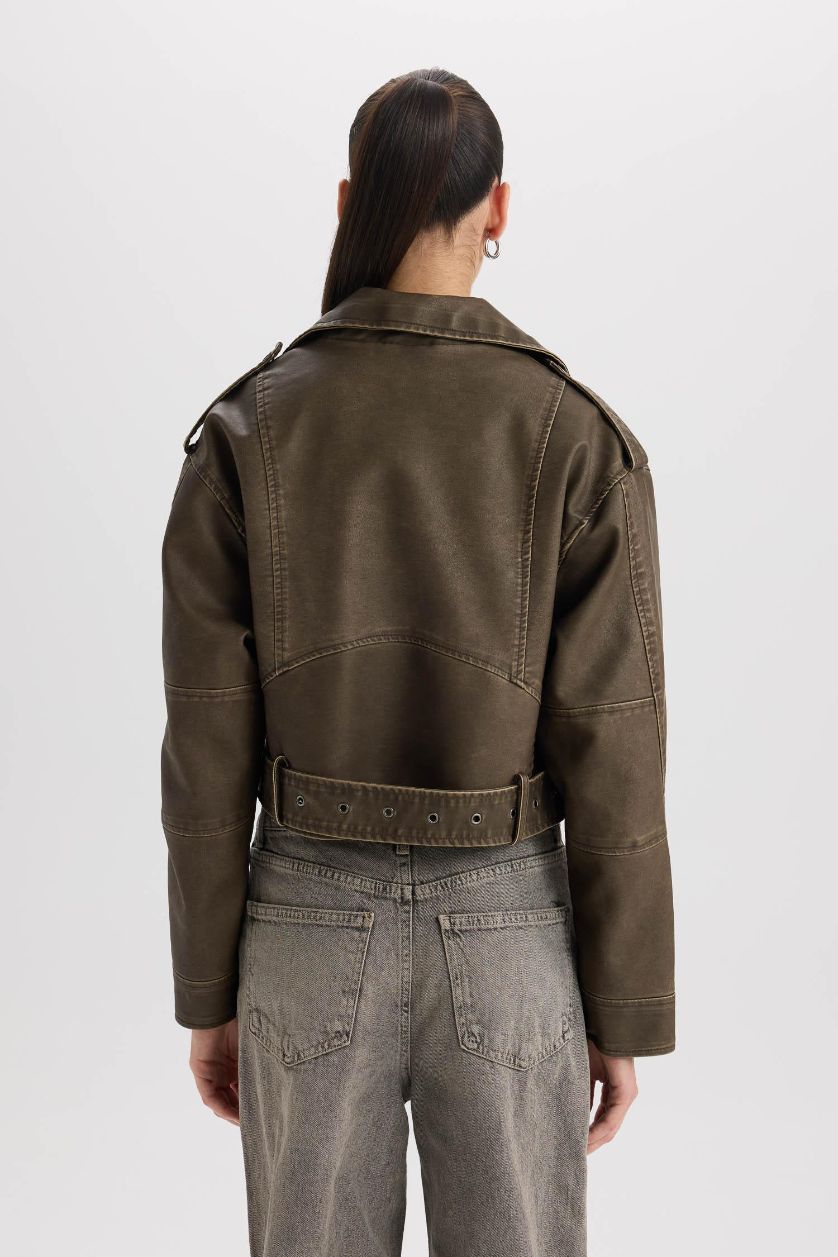 Kadın Kahve Relax Fit Kruvaze Yaka Kemerli Fermuarlı Suni Deri Ceket Mont