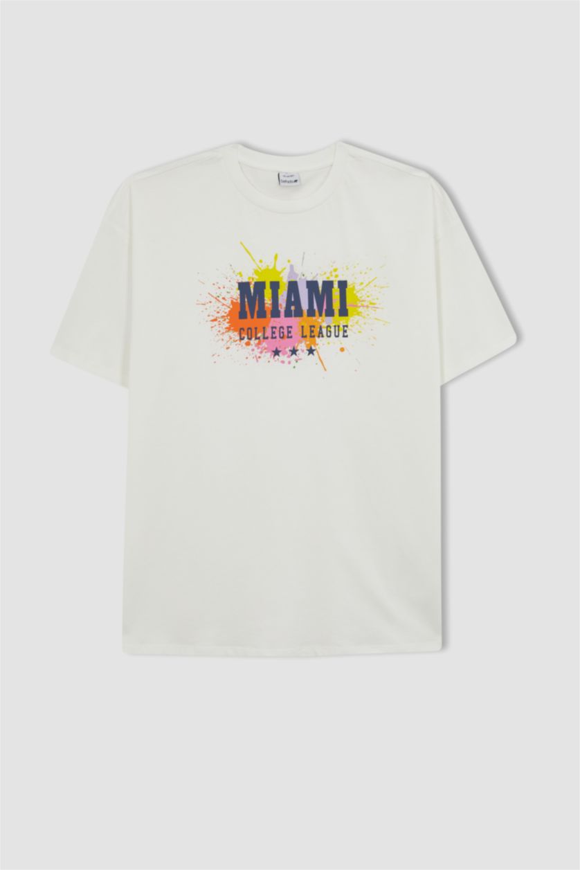 نساء بيج فاتح تيشيرت نص كم بطبعة شعار واسع برقبة مستديرة