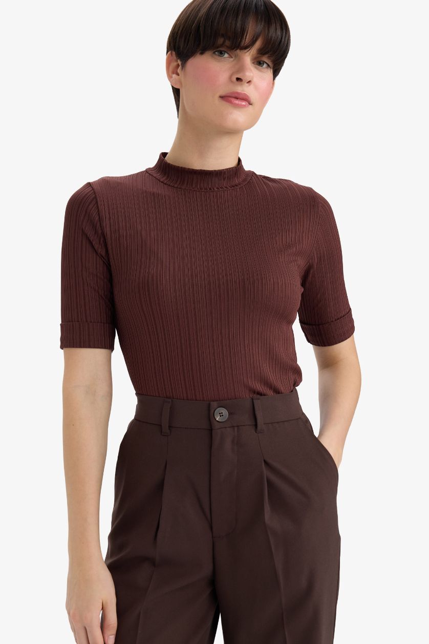 نساء بني تي شيرت نص كم مضلع قصة عادية بياقة عالية