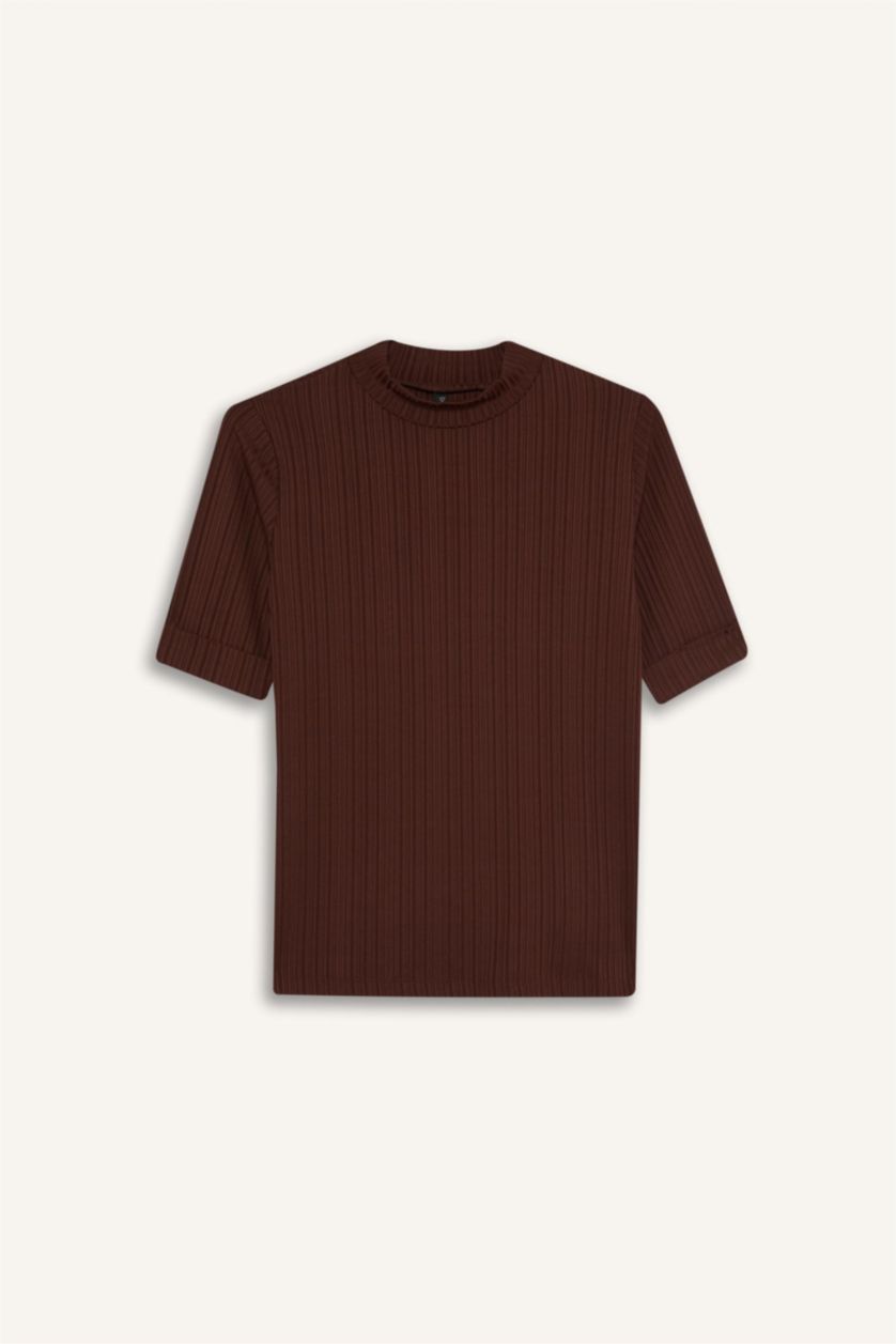 نساء بني تي شيرت نص كم مضلع قصة عادية بياقة عالية