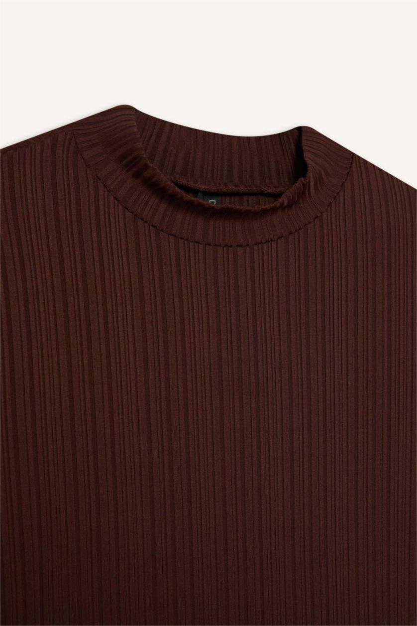 نساء بني تي شيرت نص كم مضلع قصة عادية بياقة عالية