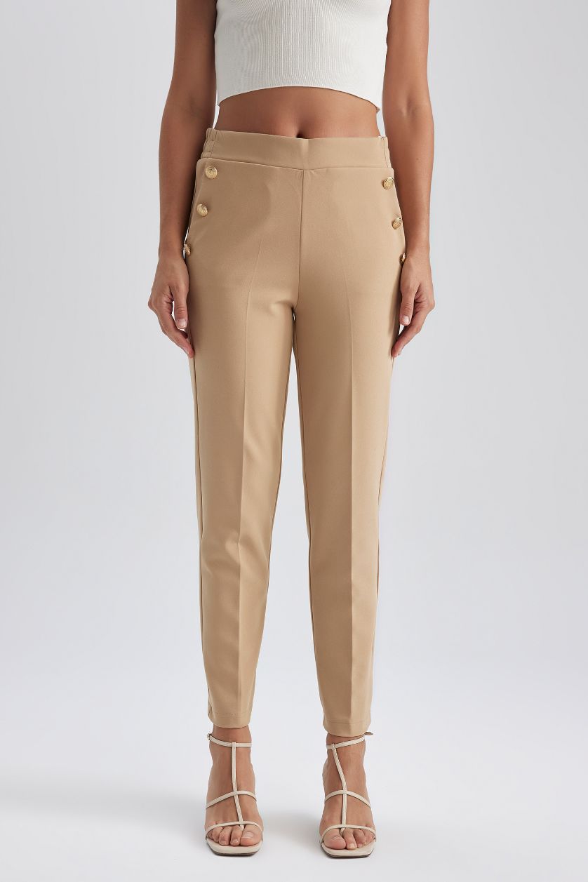 نساء اللون الرملي بنطلون كاروت فيت بجيب