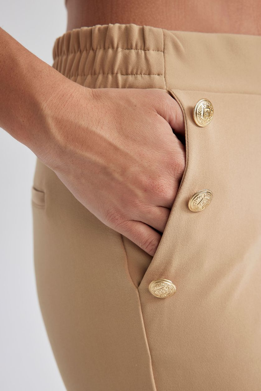 نساء اللون الرملي بنطلون كاروت فيت بجيب