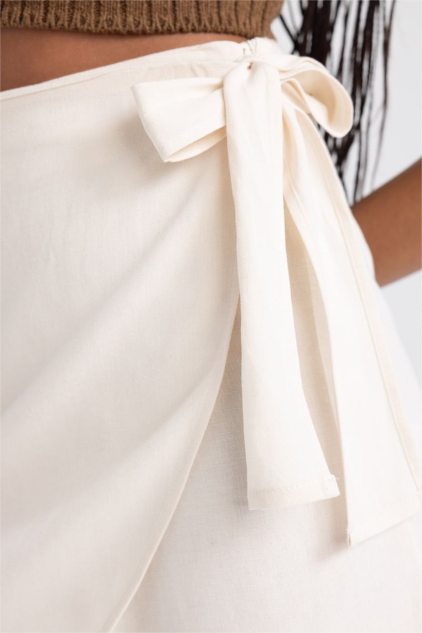 Woman Ecru Linen Blended Normal Waist Shorts