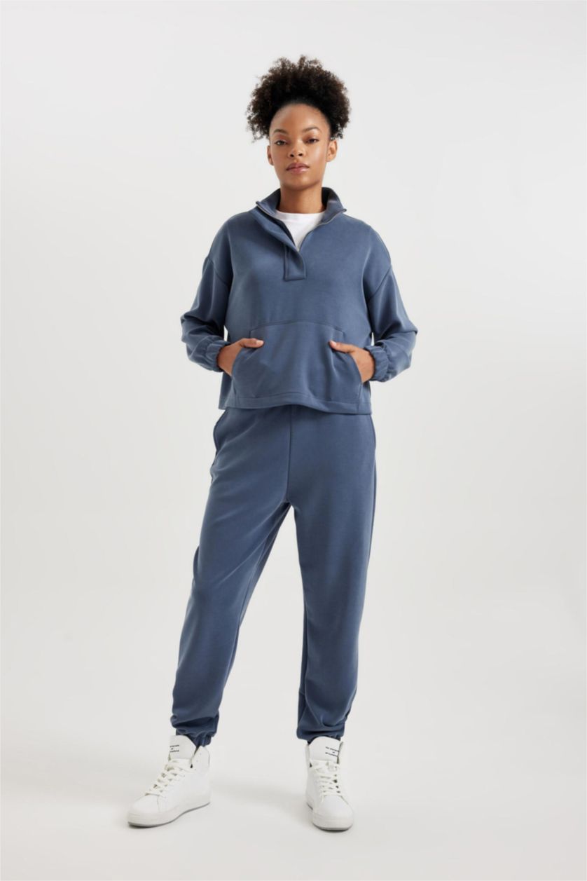 نساء نيلي سويت شيرت قصة عادية برقبة عالية بجيب الكنغر