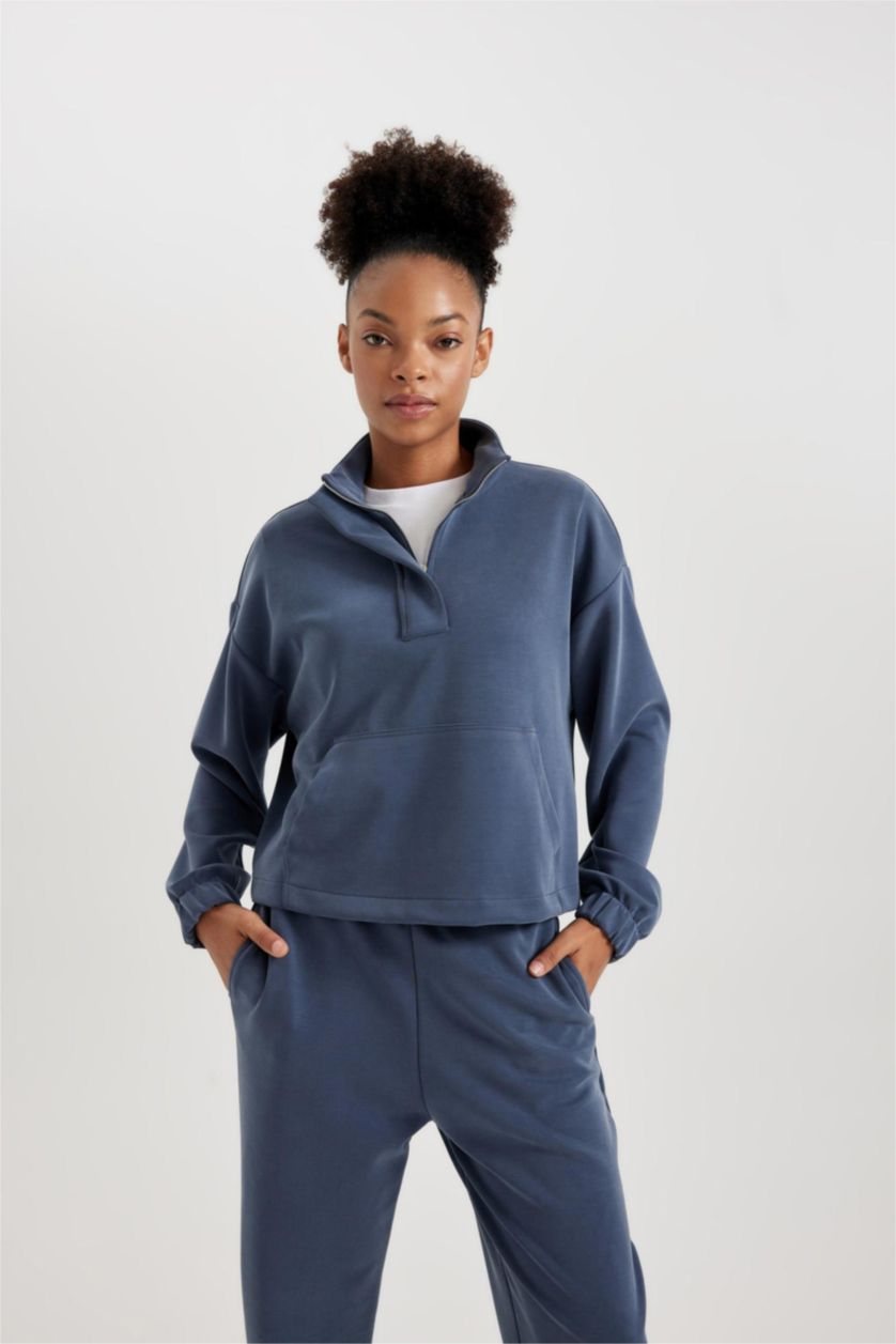 نساء نيلي سويت شيرت قصة عادية برقبة عالية بجيب الكنغر