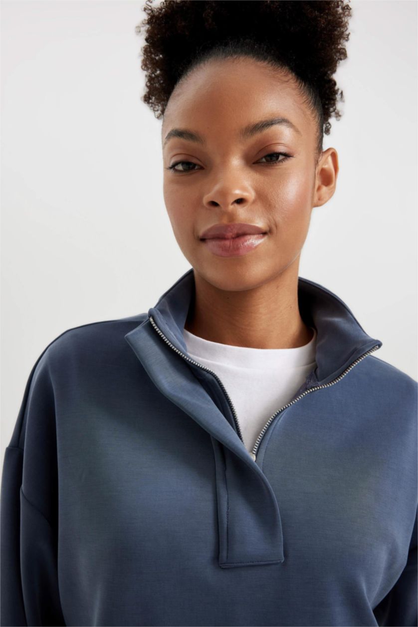 نساء نيلي سويت شيرت قصة عادية برقبة عالية بجيب الكنغر