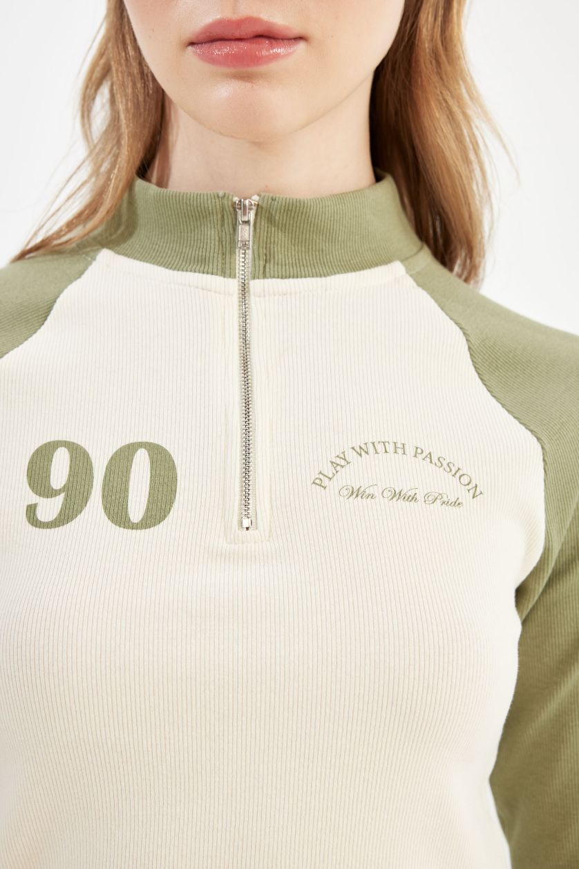 Kadın Haki Fitted Fitilli Kaşkorse Yarım Fermuarlı Dik Yaka Renk Bloklu Baskılı Uzun Kollu Tişört