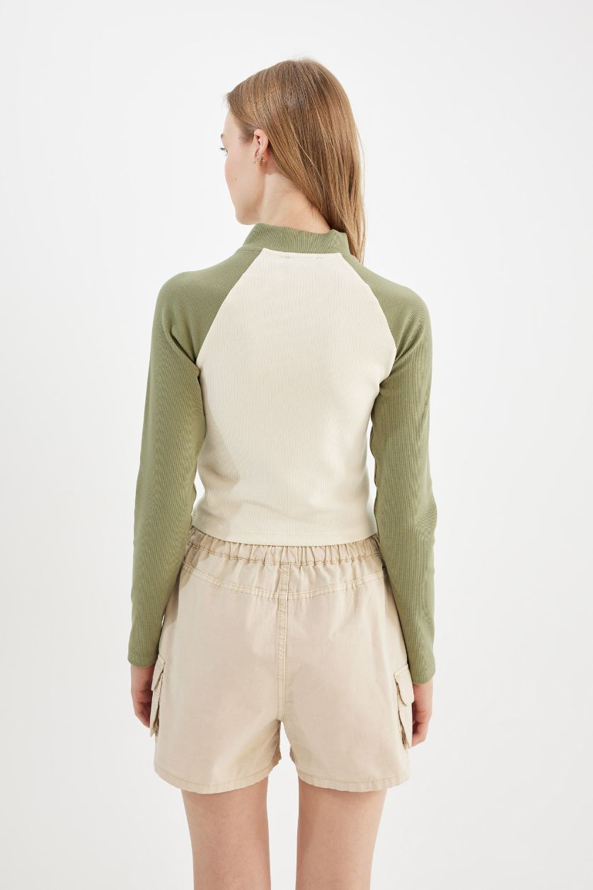 Kadın Haki Fitted Fitilli Kaşkorse Yarım Fermuarlı Dik Yaka Renk Bloklu Baskılı Uzun Kollu Tişört