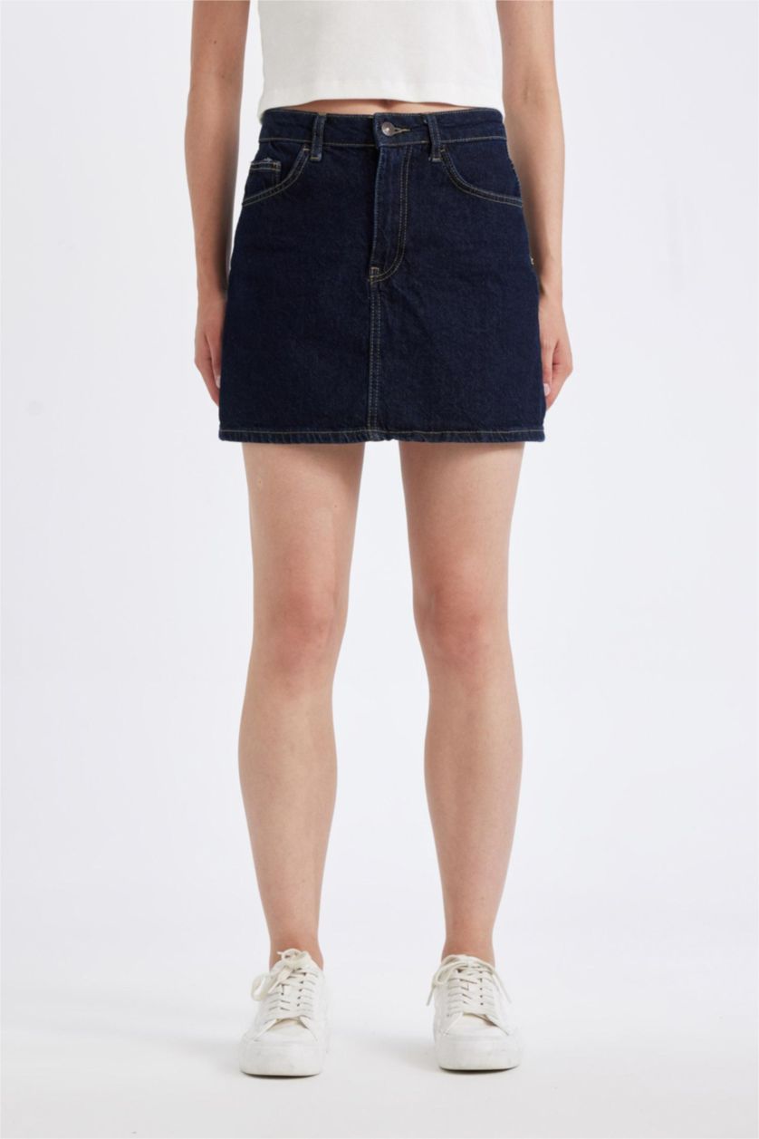 حريمي أزرق غامق جيبة جينز قصير قصة عادية