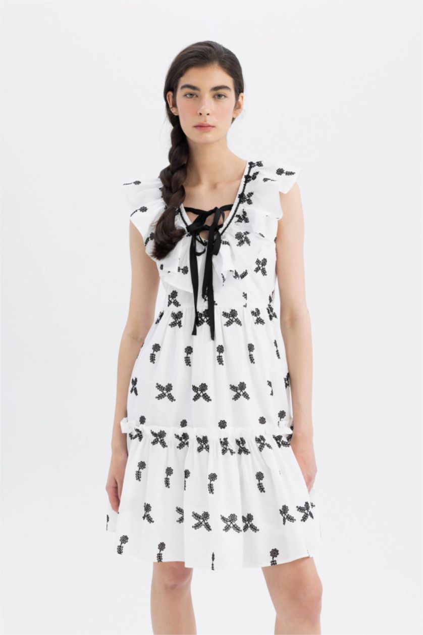 نساء أبيض فستان قصير مطرز بوديكون بياخة V من Lug Von Siga x DeFacto