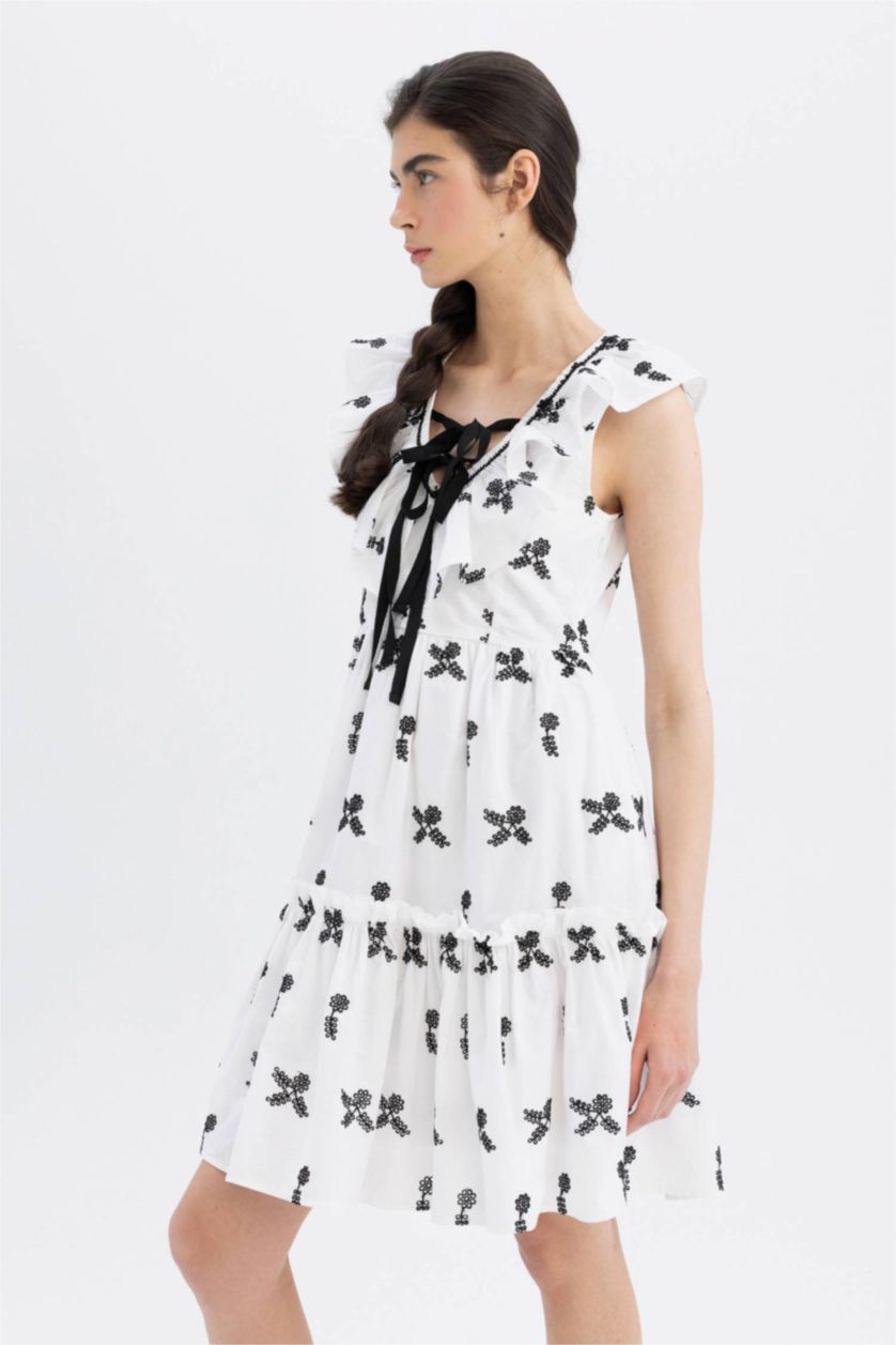 نساء أبيض فستان قصير مطرز بوديكون بياخة V من Lug Von Siga x DeFacto