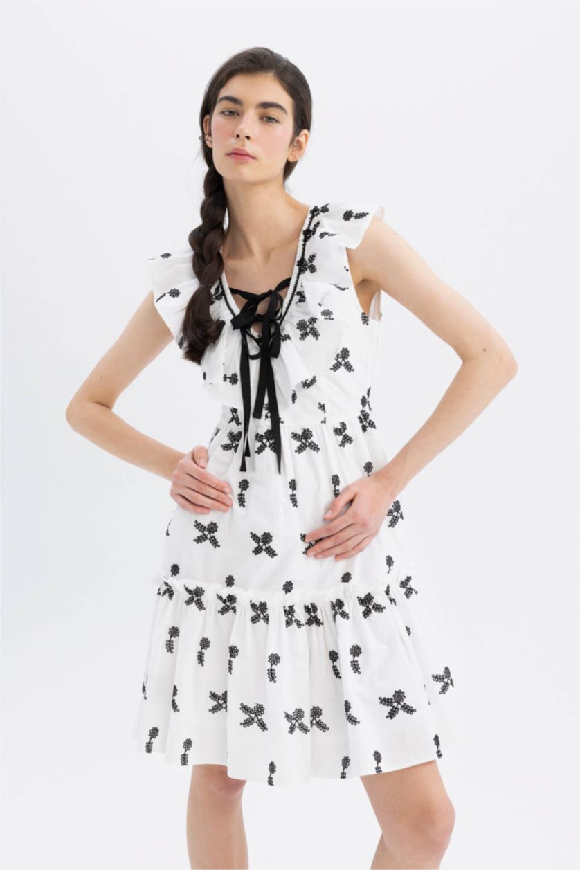 نساء أبيض فستان قصير مطرز بوديكون بياخة V من Lug Von Siga x DeFacto