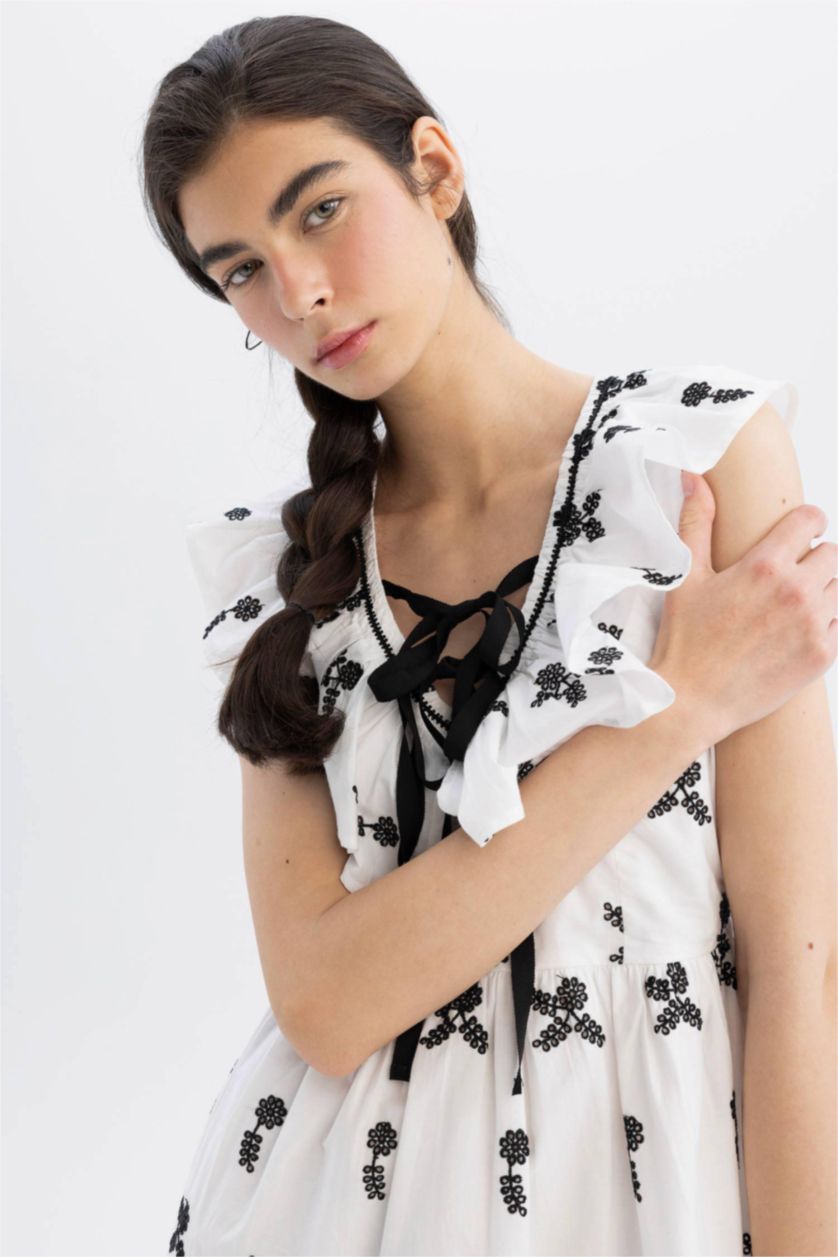 نساء أبيض فستان قصير مطرز بوديكون بياخة V من Lug Von Siga x DeFacto